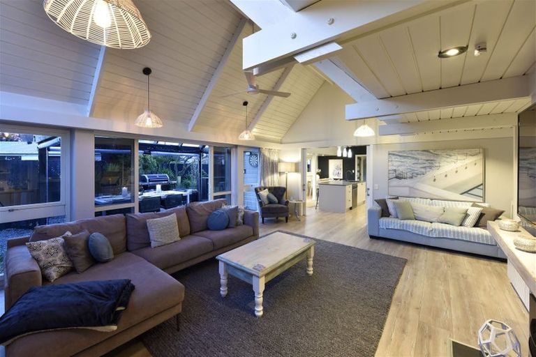 Photo of property in 18 Lombard Place, Avonhead, Christchurch, 8042