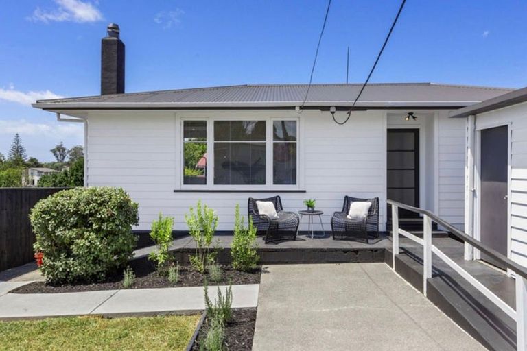 Photo of property in 32 Neil Avenue, Te Atatu Peninsula, Auckland, 0610