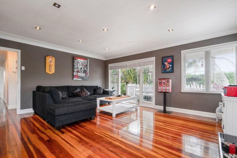 Photo of property in 94 Colwill Road, Massey, Auckland, 0614