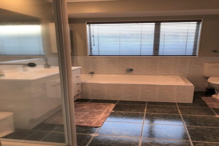 Photo of property in 8 Newinn Crescent, East Tamaki Heights, Auckland, 2016