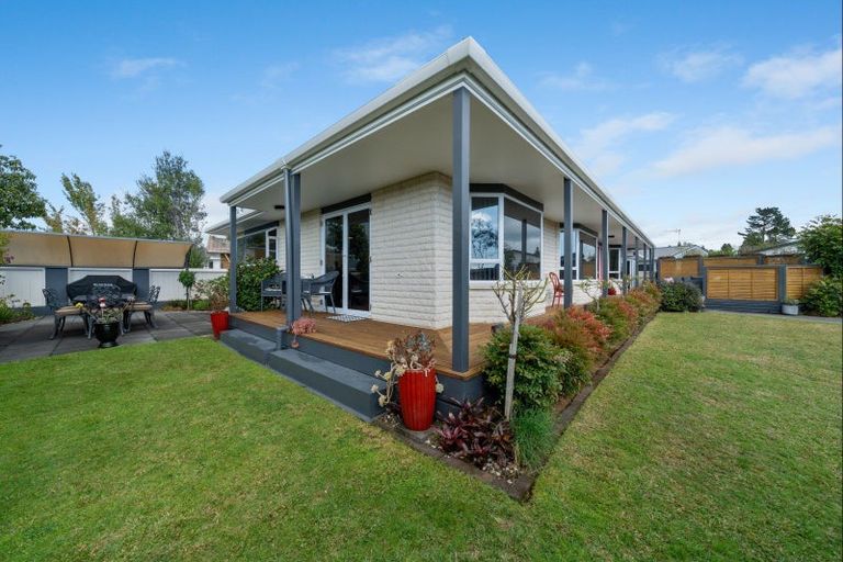 Photo of property in 33 Heta Road, Highlands Park, New Plymouth, 4312