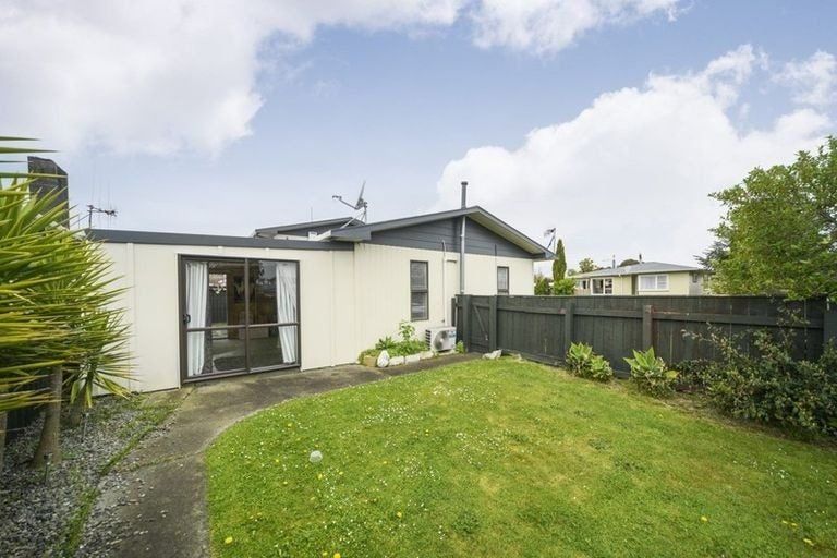 Photo of property in 1 Cohen Place, Milson, Palmerston North, 4414