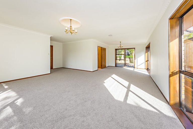 Photo of property in 16 Voltaire Court, Botany Downs, Auckland, 2010
