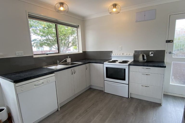 Photo of property in 21 Salford Avenue, Redwood, Christchurch, 8051