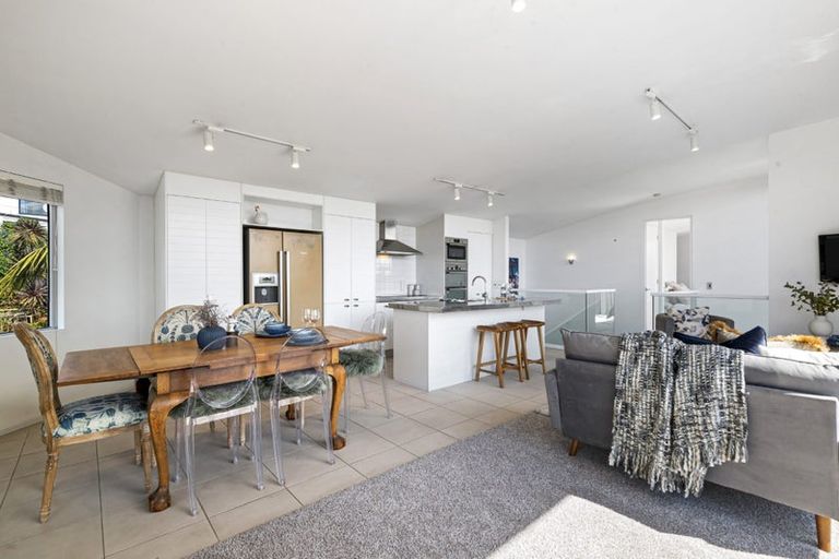 Photo of property in 1/598 Beach Road, Rothesay Bay, Auckland, 0630