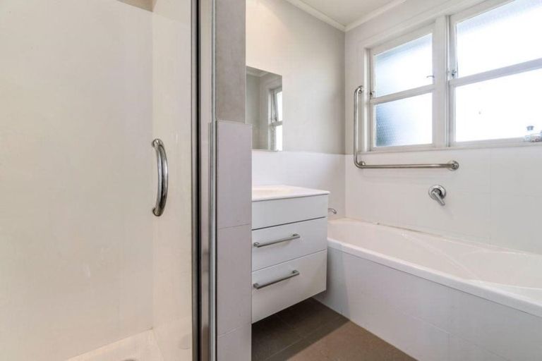 Photo of property in 2 Lowtherhurst Road, Massey, Auckland, 0614