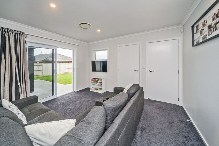 Photo of property in 10 Gibraltar Way, Fitzherbert, Palmerston North, 4410