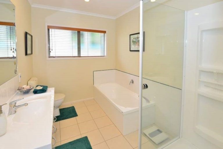 Photo of property in 5 Montcalm Close, Orewa, 0931