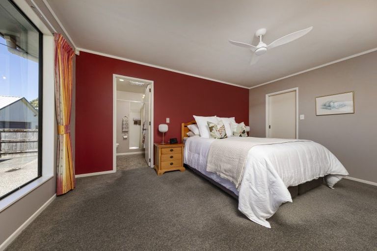 Photo of property in 11 Windfall Grove, Greenhithe, Auckland, 0632