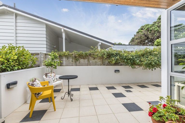 Photo of property in 32 Mantell Street, Seatoun, Wellington, 6022