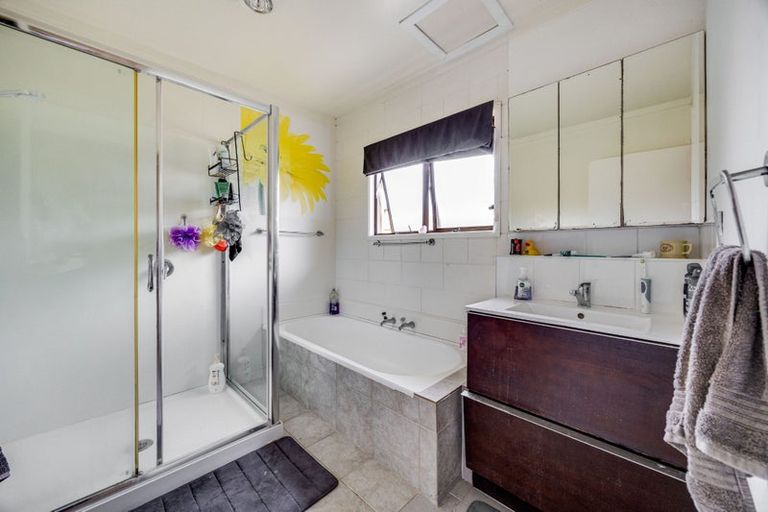 Photo of property in 130a Bruce Mclaren Road, Henderson, Auckland, 0612