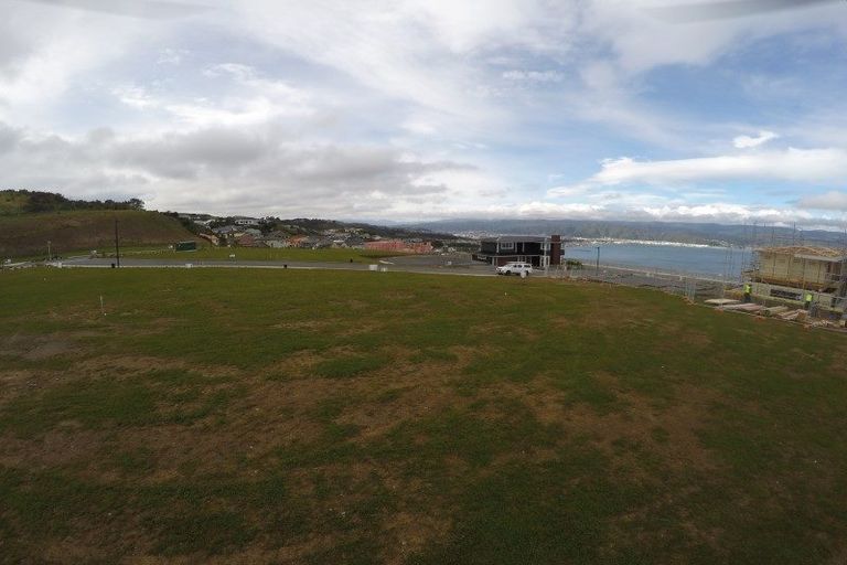 Photo of property in 16 Promontory Crescent, Newlands, Wellington, 6037