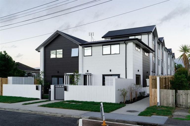 Photo of property in 1/21 Karamu Street, Te Atatu Peninsula, Auckland, 0610