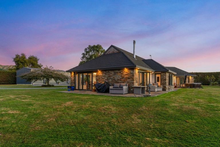 Photo of property in 27 Pohutukawa Drive, Levin, 5571