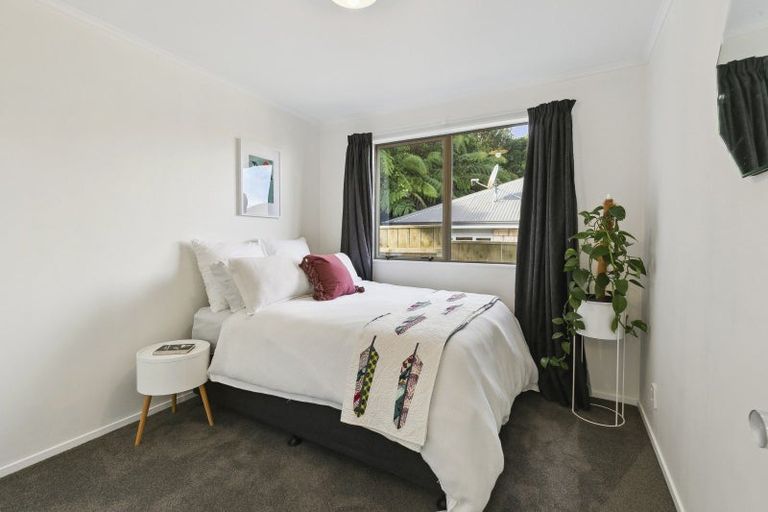 Photo of property in 5 Ladbrooke Drive, Newlands, Wellington, 6037