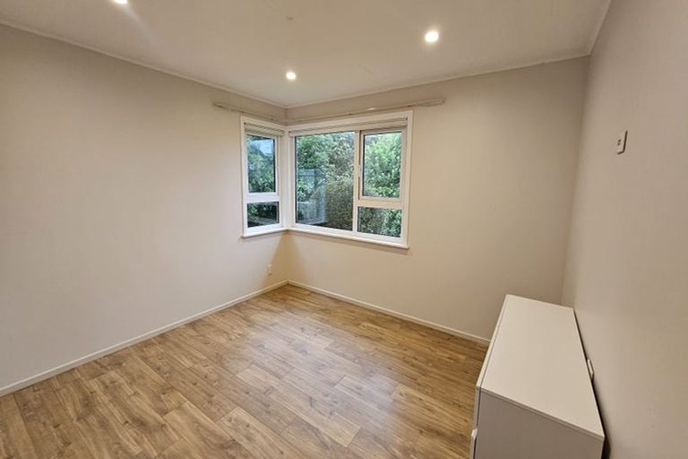 Photo of property in 28 Alwyn Place, Newlands, Wellington, 6037
