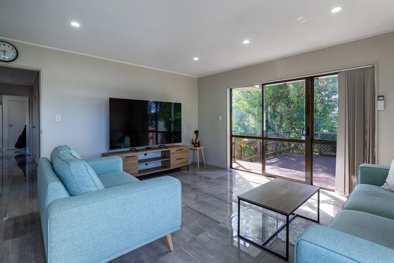 Photo of property in 13 Martin Place, Kelston, Auckland, 0602
