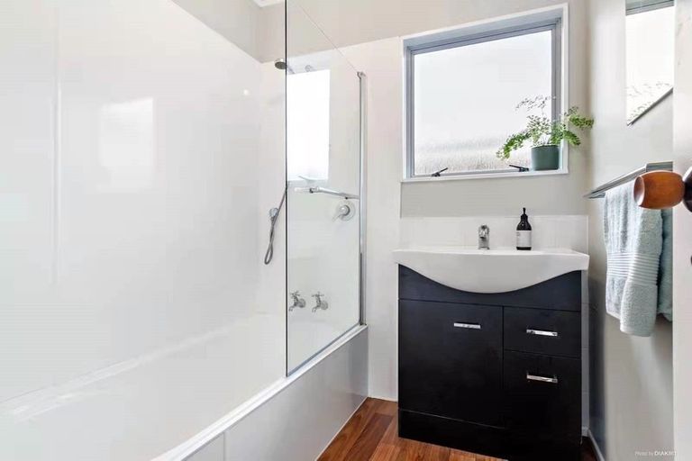 Photo of property in 12 Brookfield Road, Te Atatu Peninsula, Auckland, 0610