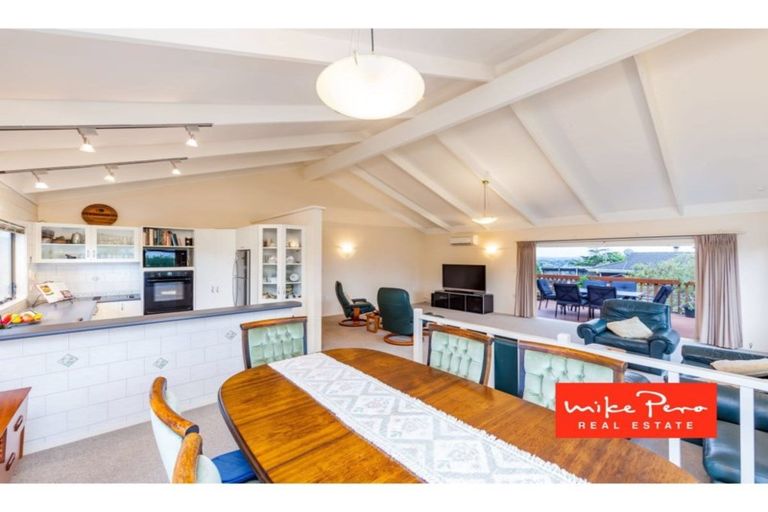 Photo of property in 7 Pokapu Street, Titirangi, Auckland, 0600
