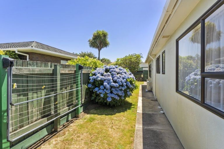 Photo of property in 32 Langdale Avenue, Paraparaumu, 5032