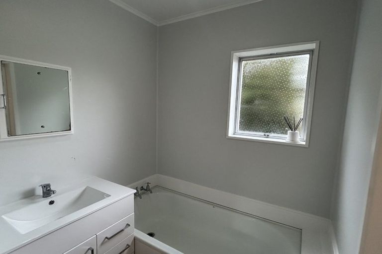 Photo of property in 60 Rewarewa Road, Te Atatu Peninsula, Auckland, 0610