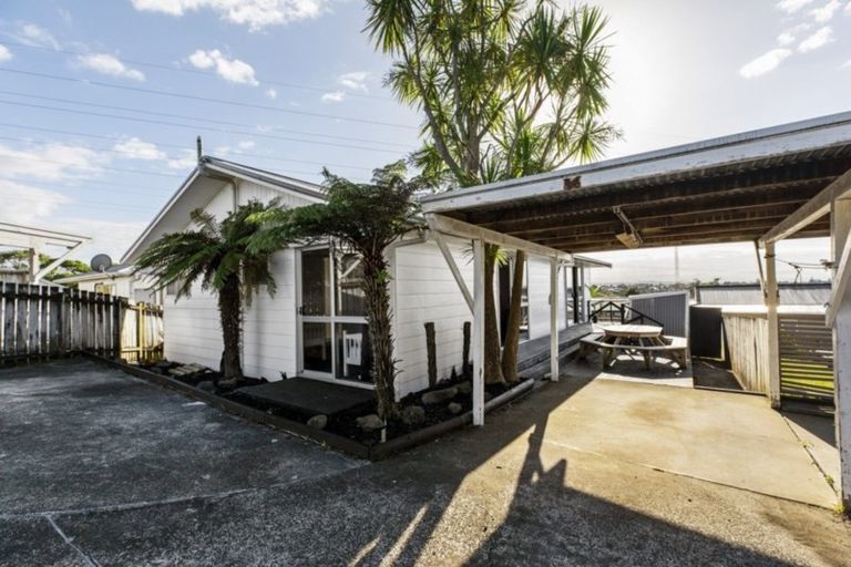 Photo of property in 24a/3 Waimumu Road, Massey, Auckland, 0614
