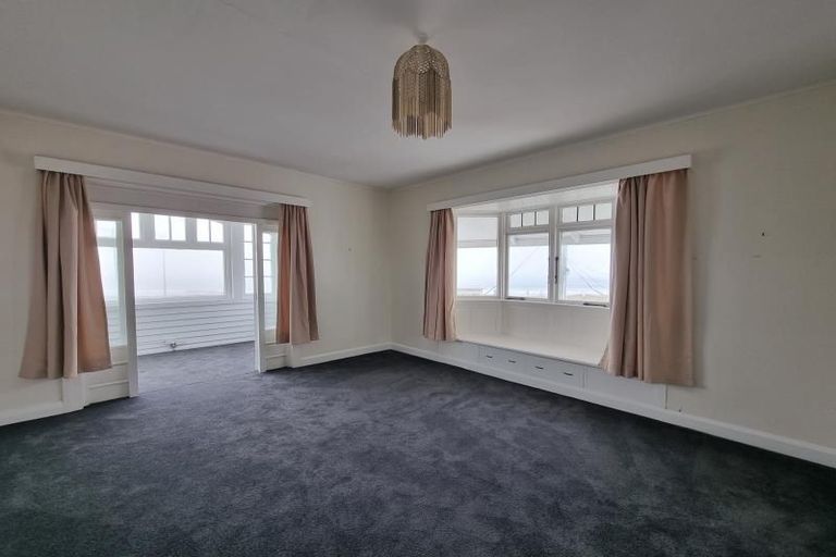 Photo of property in 212 Queens Drive, Lyall Bay, Wellington, 6022