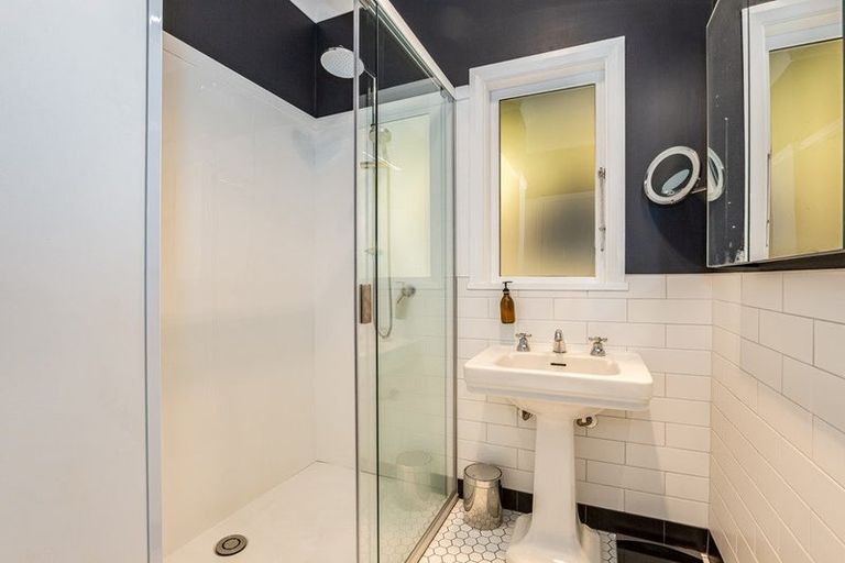 Photo of property in 13 Thane Road, Roseneath, Wellington, 6011