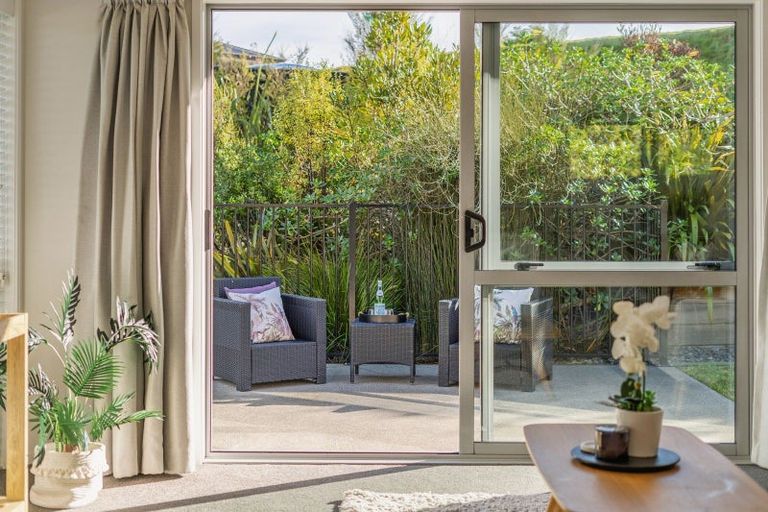 Photo of property in 92 Sunstone Crescent, Timberlea, Upper Hutt, 5018