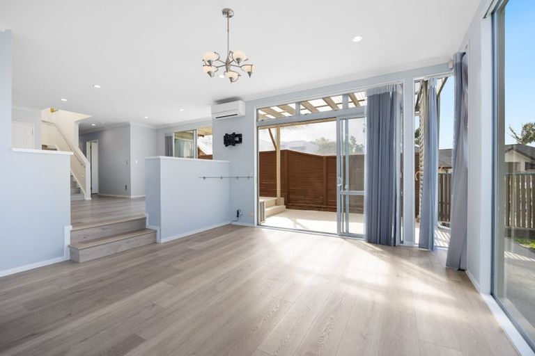 Photo of property in 10 Lupetti Rise, West Harbour, Auckland, 0618