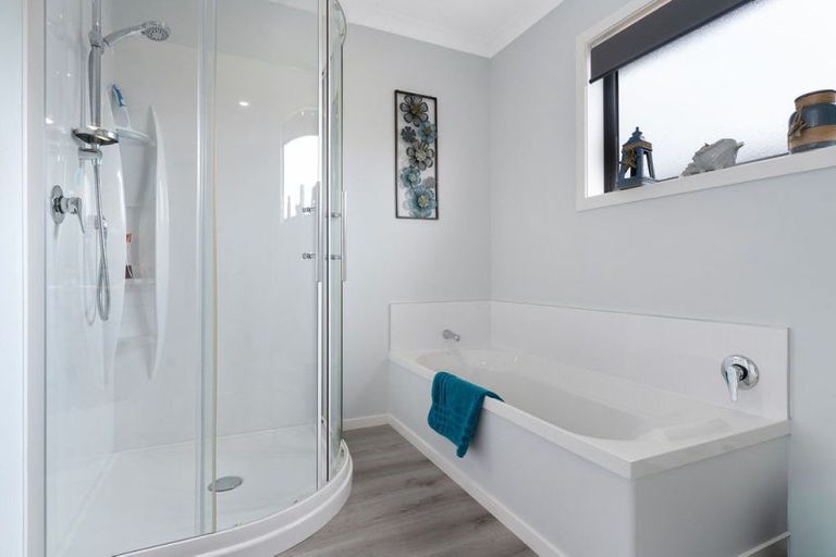 Photo of property in 10 Austin Reid Avenue, Carterton, 5713