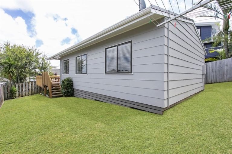 Photo of property in 10 Oreil Avenue, West Harbour, Auckland, 0618