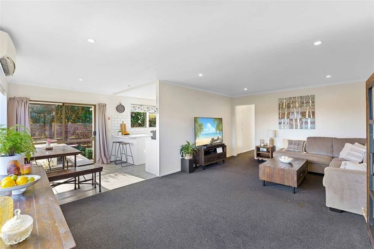 Photo of property in 34 Rewarewa Crescent, Waikanae, 5036