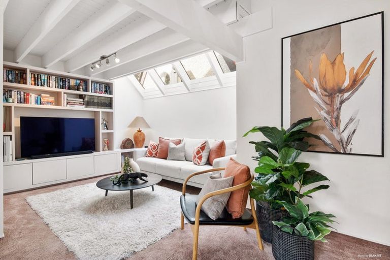 Photo of property in 7 Cobblestone Lane, Hillcrest, Auckland, 0627