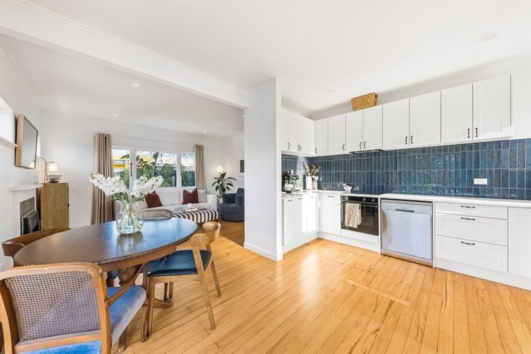 Photo of property in 1/150 East Coast Road, Forrest Hill, Auckland, 0620