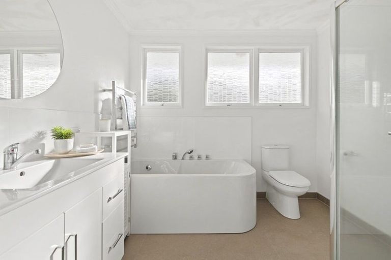 Photo of property in 5 Chevron Place, Castor Bay, Auckland, 0620