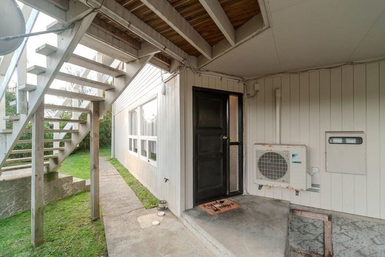 Photo of property in 106a Newlands Road, Newlands, Wellington, 6037