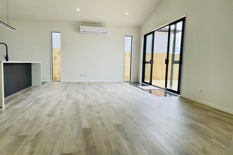 Photo of property in 17 Cronshaw Road, Karaka, 2113