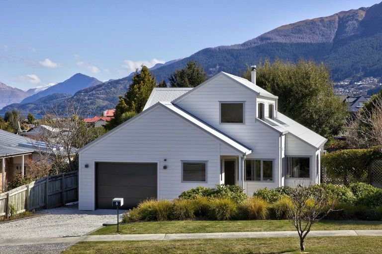 Photo of property in 5 Cedar Drive, Kelvin Heights, Queenstown, 9300