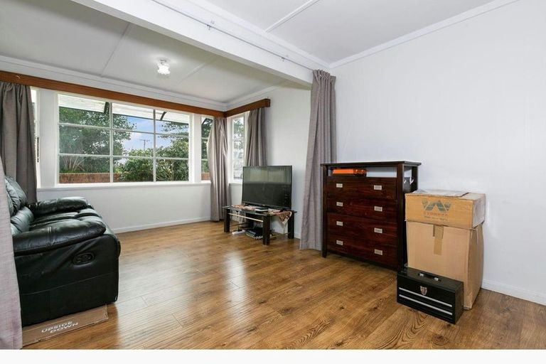 Photo of property in 3154 Great North Road, New Lynn, Auckland, 0600