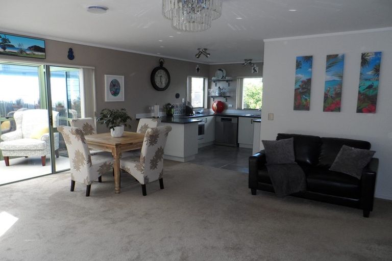 Photo of property in 2/14 Knott Road, Stanmore Bay, Whangaparaoa, 0932