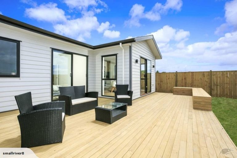 Photo of property in 18 Surf View Crescent, Red Beach, 0932
