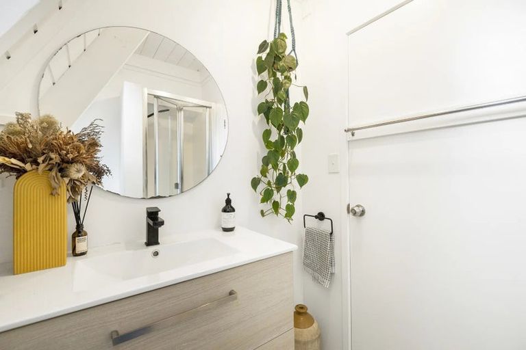 Photo of property in 1/5 Glenbush Place, Birkenhead, Auckland, 0626