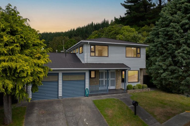 Photo of property in 28 Greyfriars Crescent, Tawa, Wellington, 5028