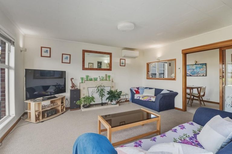 Photo of property in 2 Toru Street, Te Atatu Peninsula, Auckland, 0610