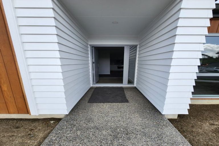 Photo of property in 17 Rewarewa Way, Timberlea, Upper Hutt, 5018