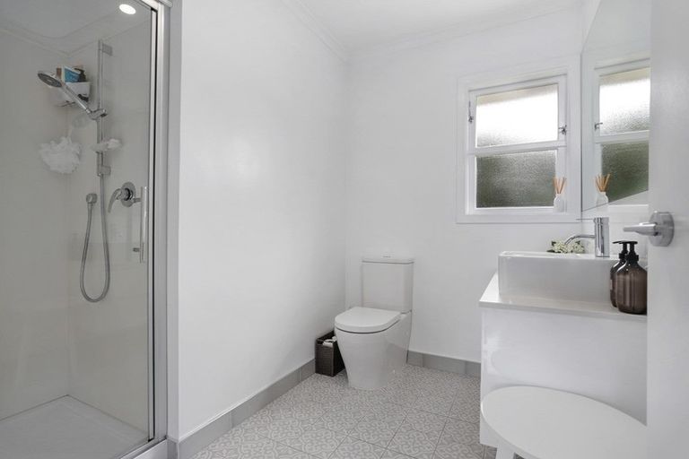 Photo of property in 25 Essex Street, Te Atatu South, Auckland, 0610
