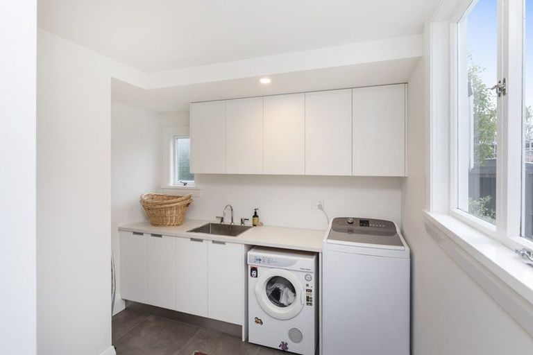 Photo of property in 111 Saint Andrews Square, Strowan, Christchurch, 8052