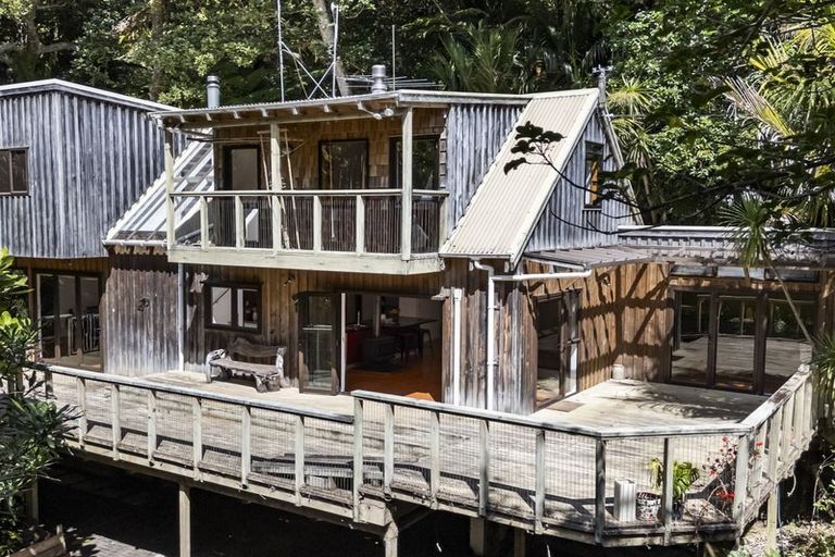 Photo of property in 40 Lone Kauri Road, Karekare, New Lynn, 0772