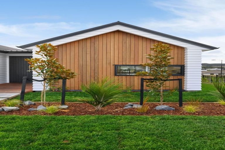 Photo of property in 38 Vinistra Road, Kumeu, 0810